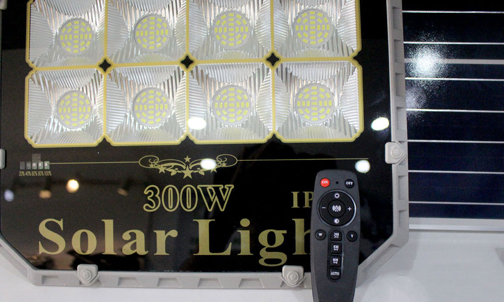 Đèn Pha Năng Lượng Mặt Trời Cao Cấp Roiled TF-300W Siêu Sáng Giá Rẻ